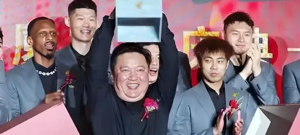 华体会官网入口-精彩比赛被球迷用掌声和欢呼声加以回应