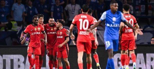 华体会电竞-足球赛场上球队实力对决呈现白热化