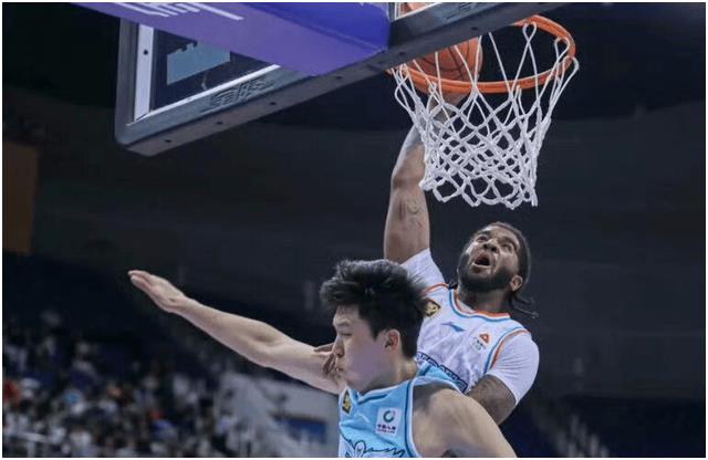 凭借一波上海队，CBA季后赛成功绝杀，现场教练席炸锅