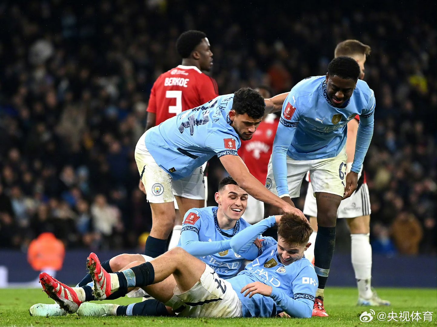 包含曼城连续不胜，争冠形势陷入困境的词条