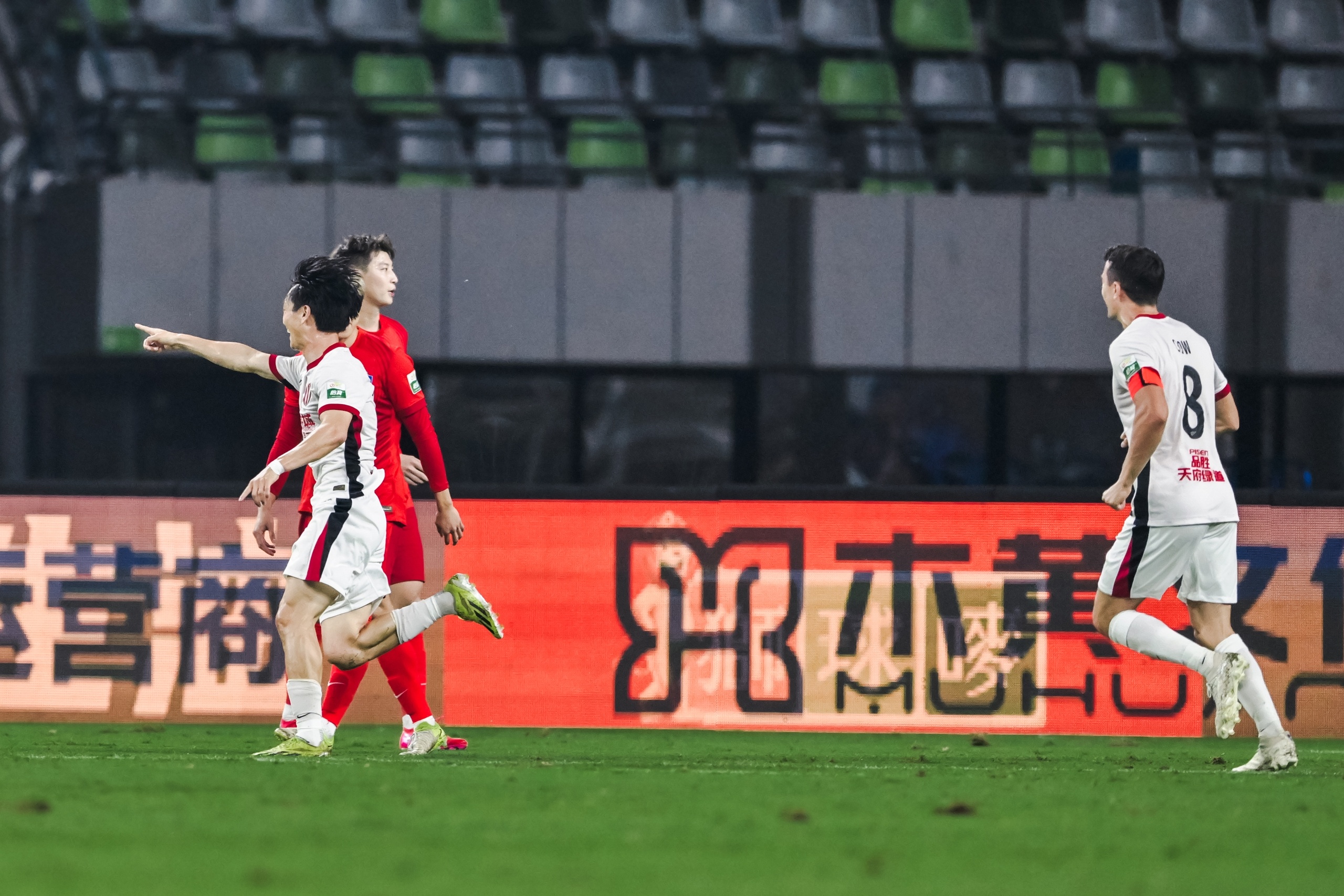 热门球队大胜对手，取得连胜纪录