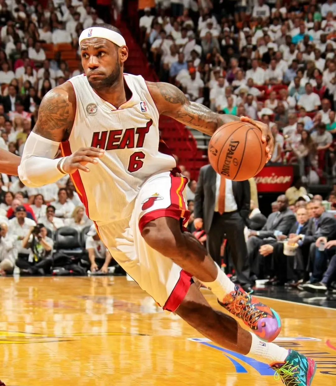 篮球巨星频频破门，助球队夺冠心气