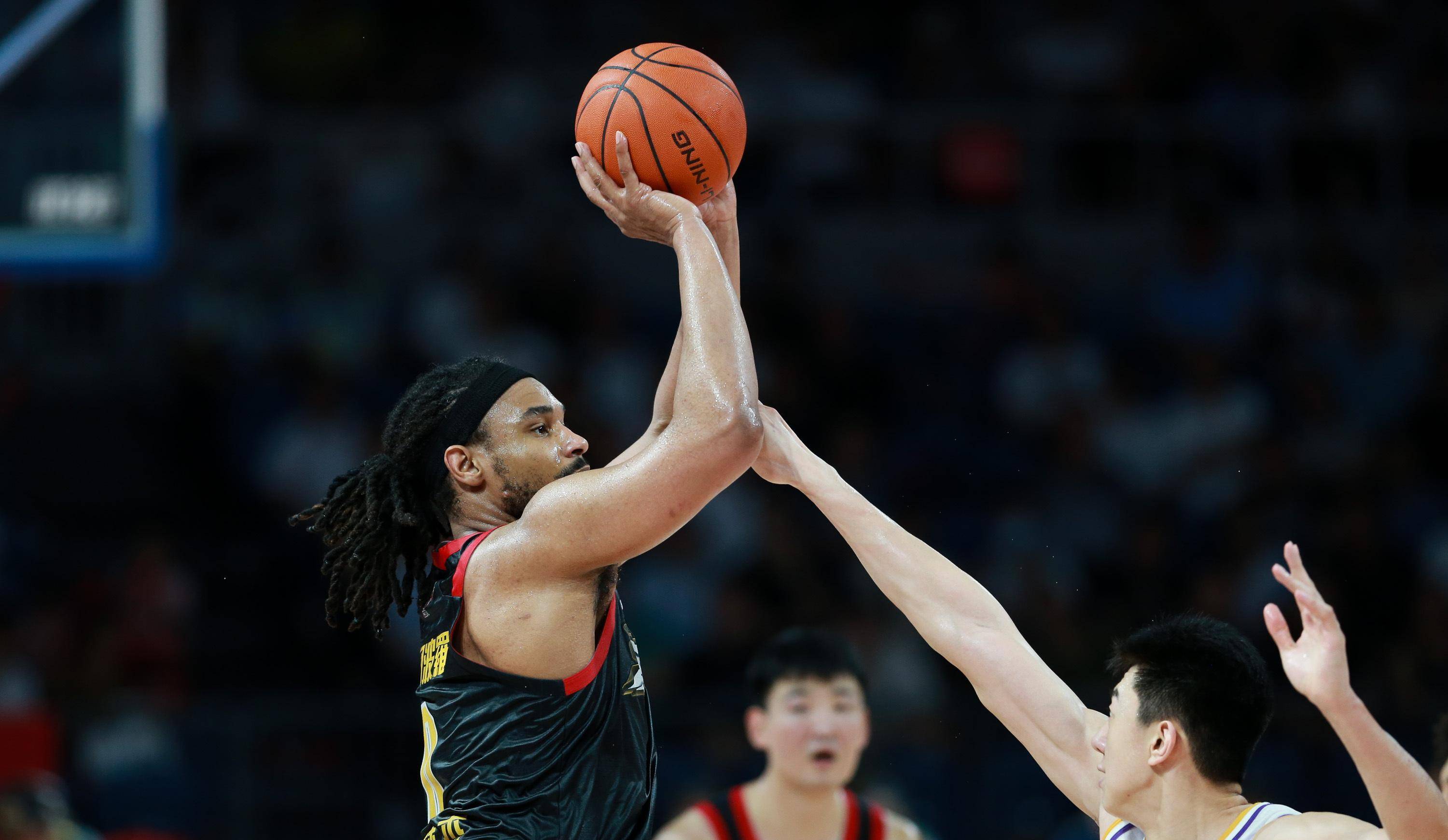 球员们在比赛中克服困难取得胜利