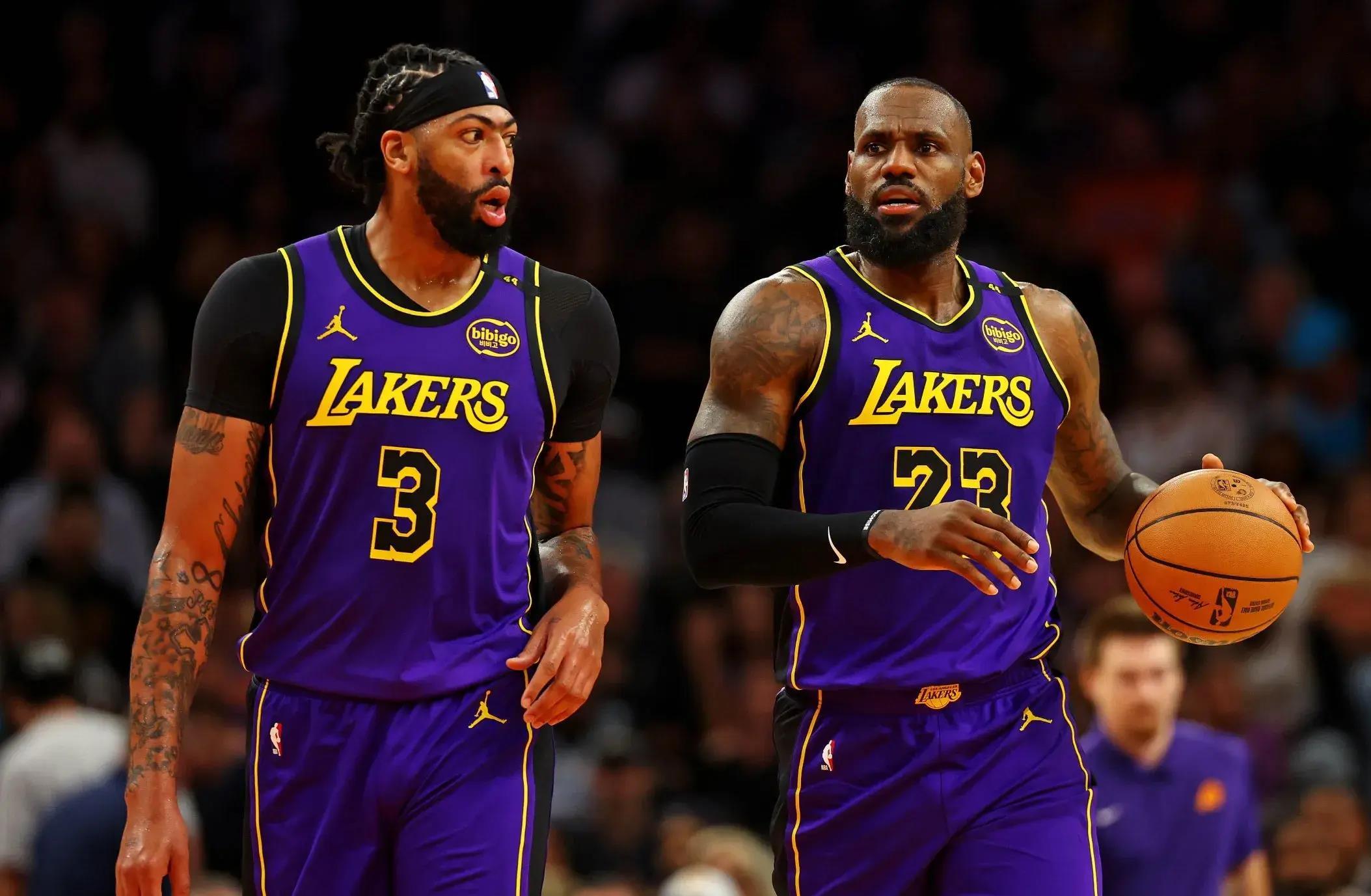 爵士队主帅怒吼指责队员失误