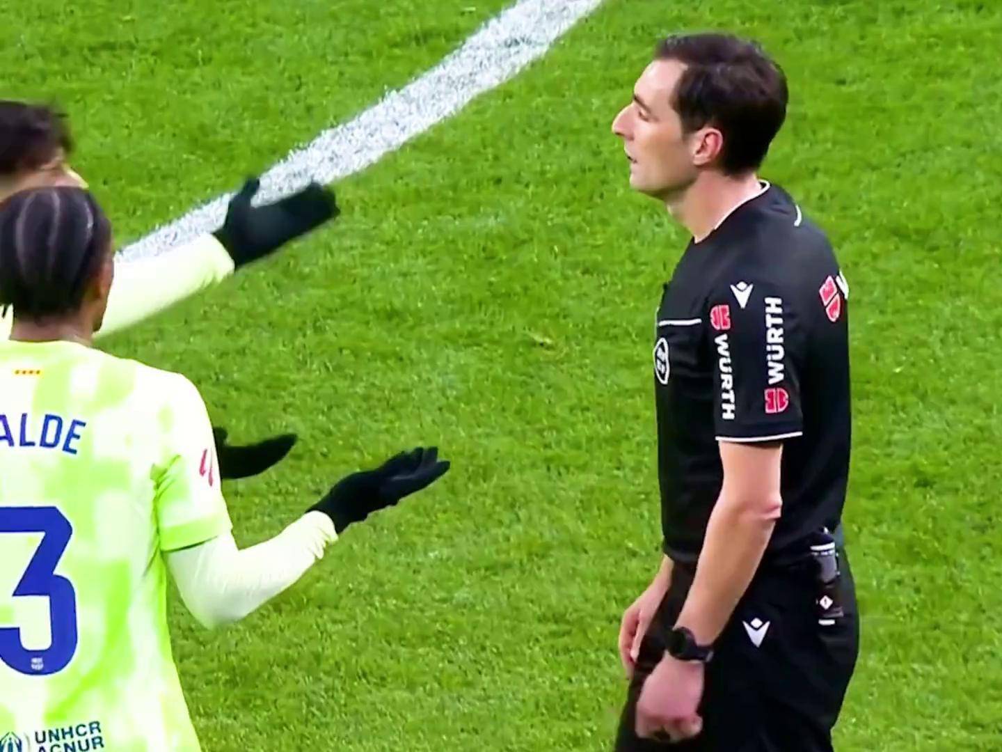 关于热门足球赛事引发球迷激烈争论的信息