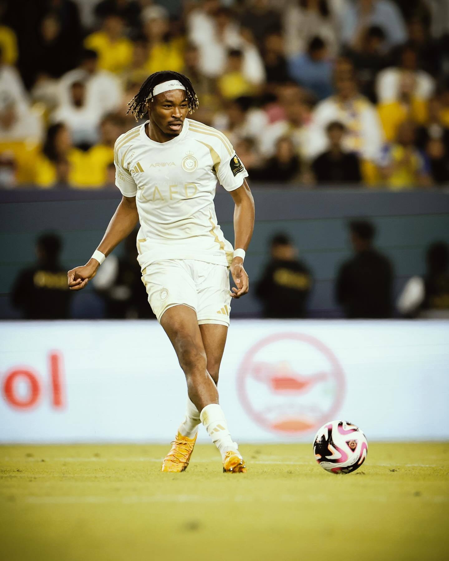 包含非洲球员连续破门，助球队取得胜利的词条