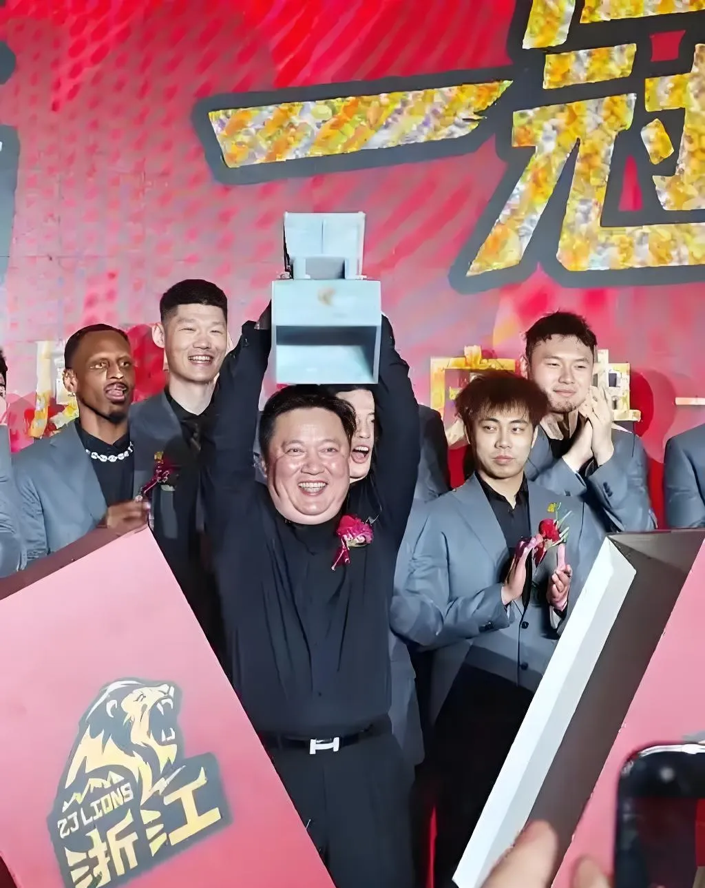 精彩比赛被球迷用掌声和欢呼声加以回应