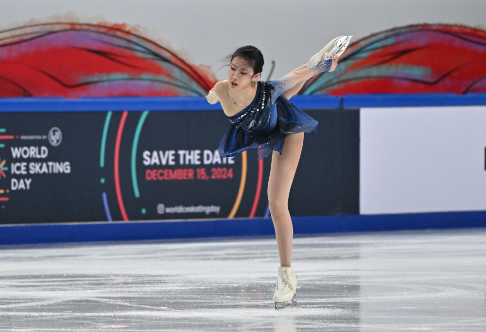 美妙舞姿！花样滑冰选手完美演绎