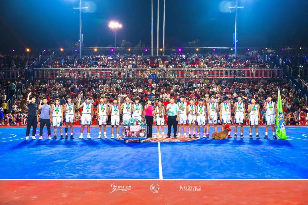 年轻球员表现亮眼，球场气氛热烈