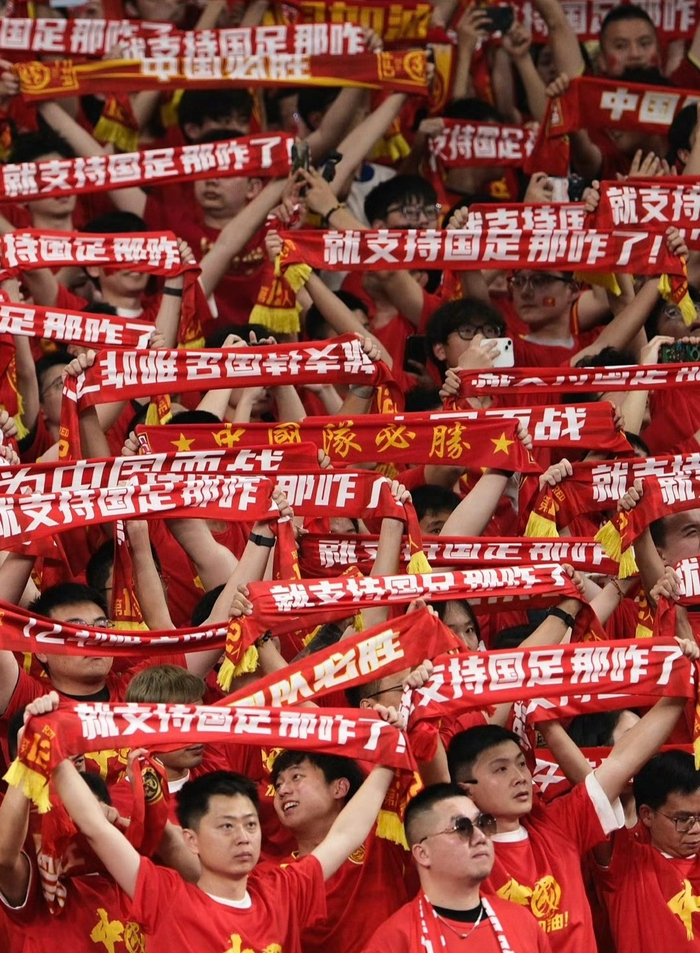 年轻球员表现亮眼，球场气氛热烈