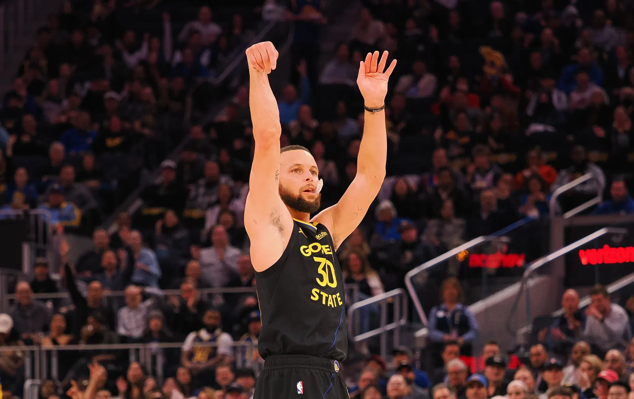 勇士不敌掘金，库里奋力独秀但依然难挽败局