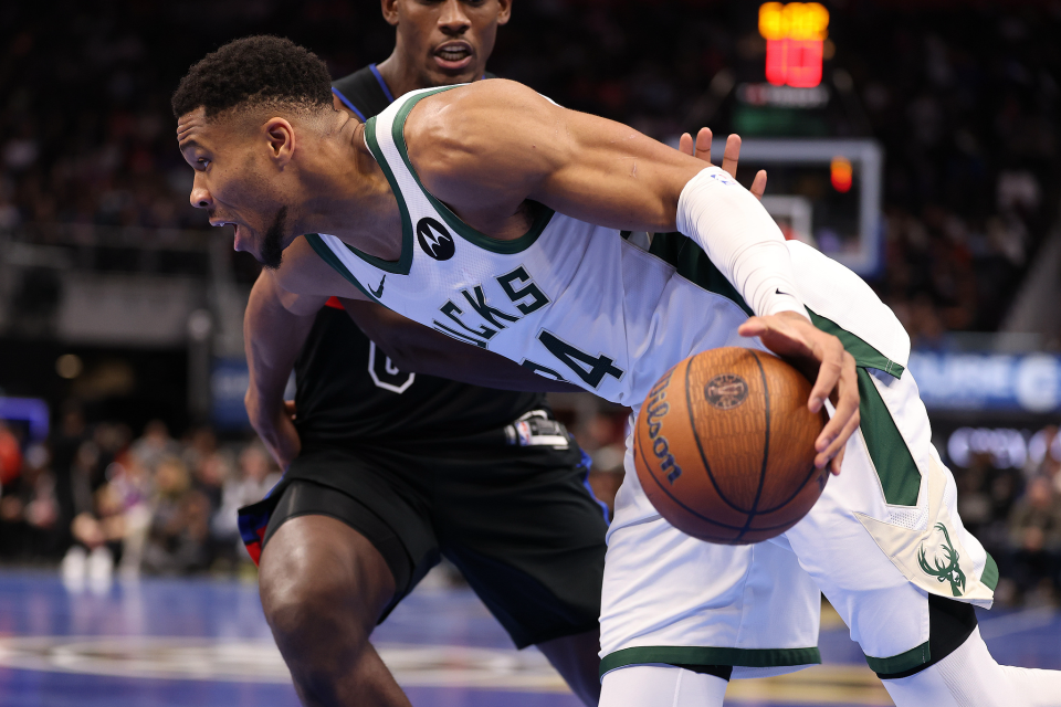 包含雄鹿大胜活塞，取得四连胜的词条